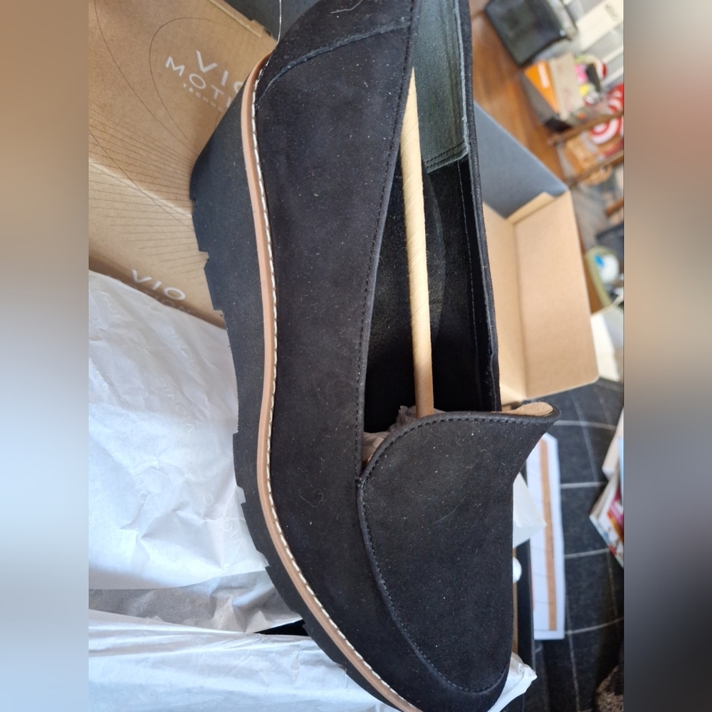 Vionic AVA BLK. SUEDE SHOE